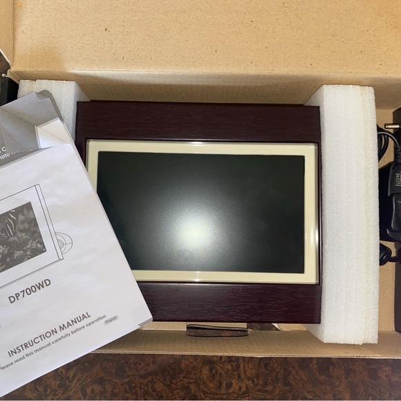 Coby 7" Widescreen Digital Photo Frame in espresso